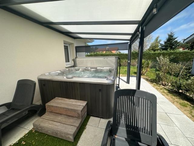 Maison MALOU 3 chambres, moins dd'un kilometre de toutes commodités, pistes cyclables devant l'entrée,a 10km de Bayonne, 6km Capbreton et 3,8km de la plage de Labenne Esterno foto