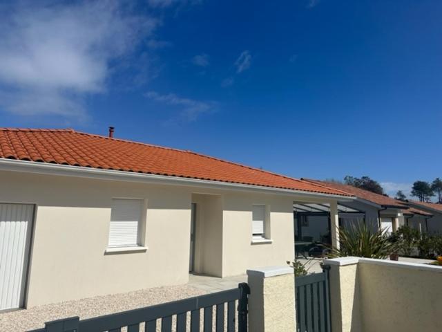 Maison MALOU 3 chambres, moins dd'un kilometre de toutes commodités, pistes cyclables devant l'entrée,a 10km de Bayonne, 6km Capbreton et 3,8km de la plage de Labenne Esterno foto