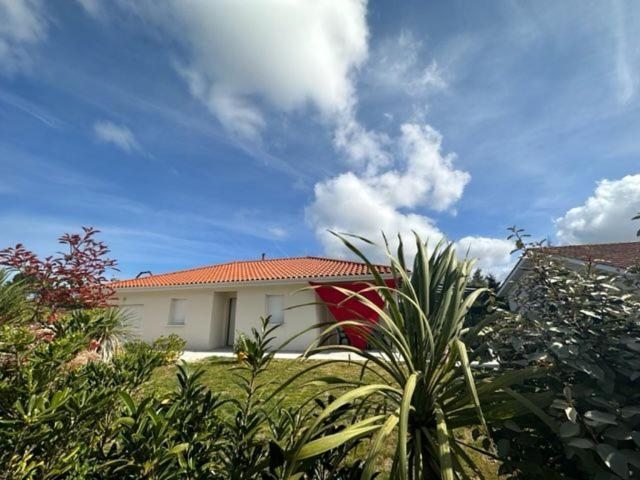 Maison MALOU 3 chambres, moins dd'un kilometre de toutes commodités, pistes cyclables devant l'entrée,a 10km de Bayonne, 6km Capbreton et 3,8km de la plage de Labenne Esterno foto